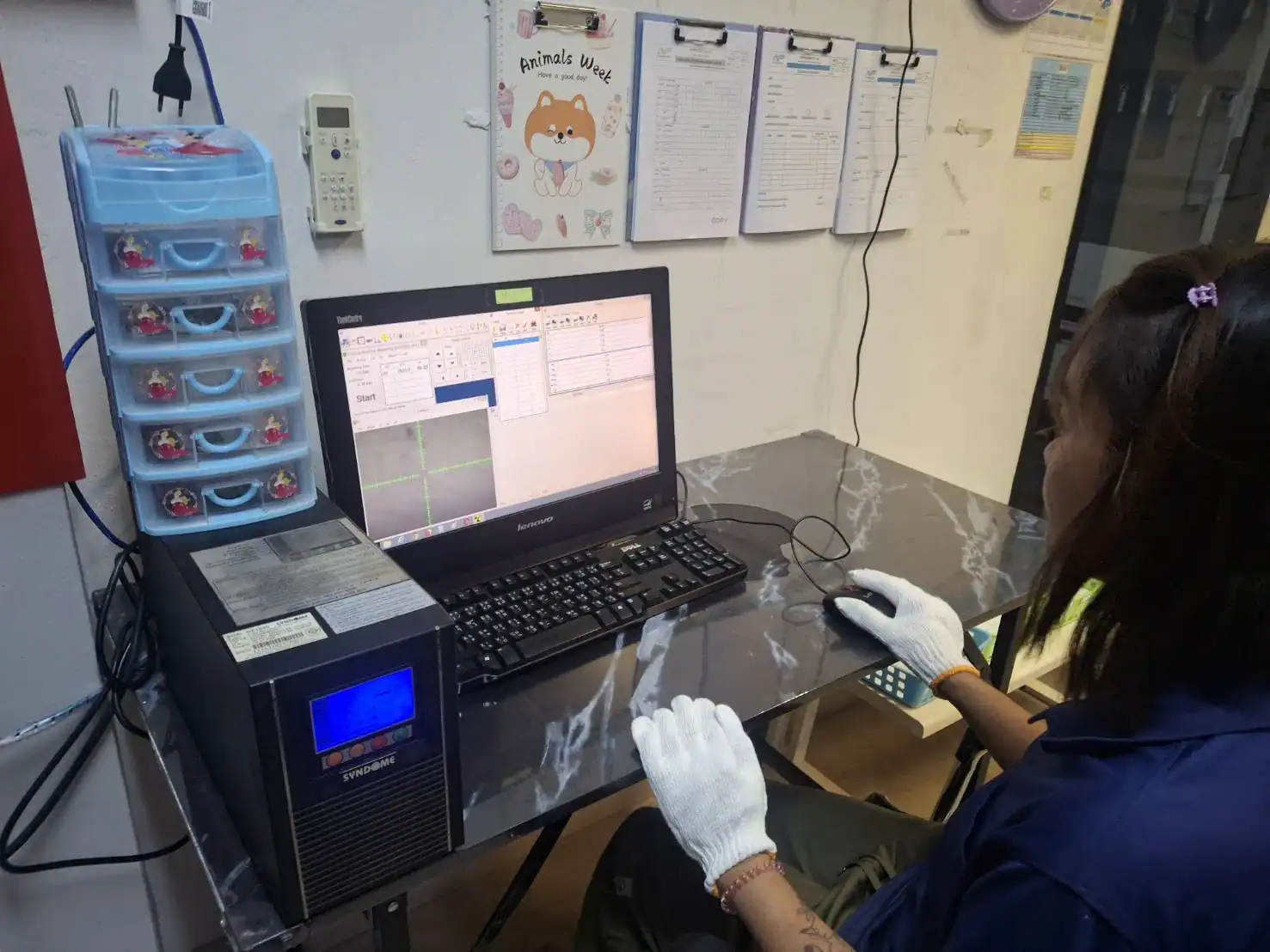 เจ้าหน้าที่กำลังตรวจวัดความหนาชั้นชุบด้วยเครื่อง XRF ผ่านระบบคอมพิวเตอร์