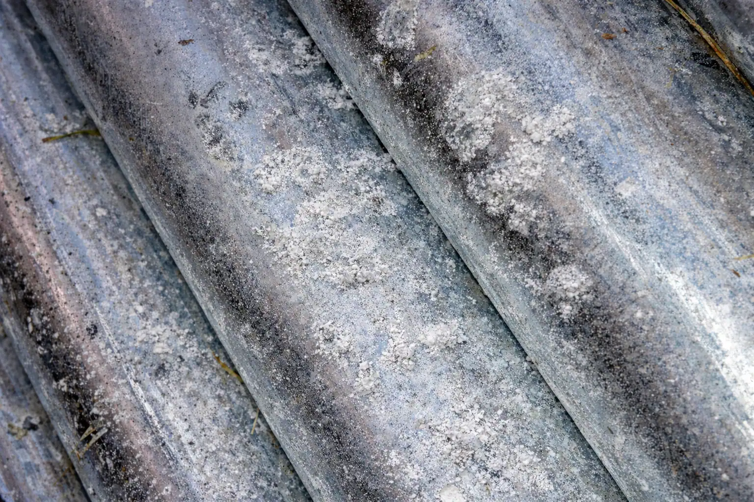 ตัวอย่างสนิมขาวบนผิวท่อเหล็กชุบซิงค์